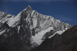 The hut lies at the foot of the R hand ridge.jpg